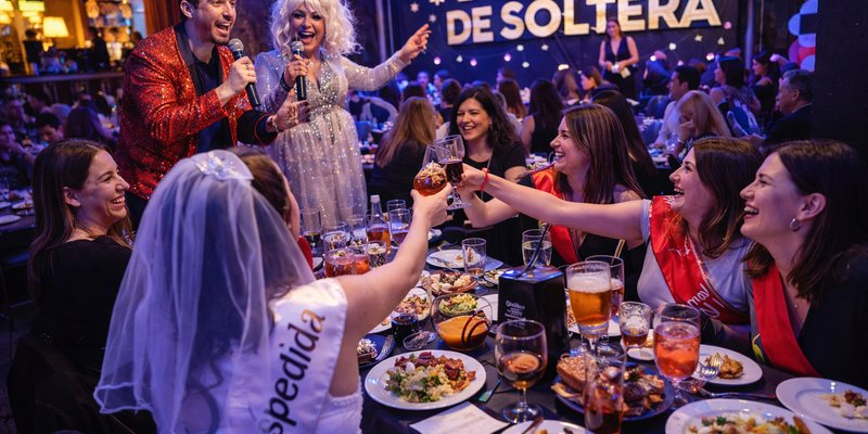 Cena con espectáculo para despedida de soltera en Madrid