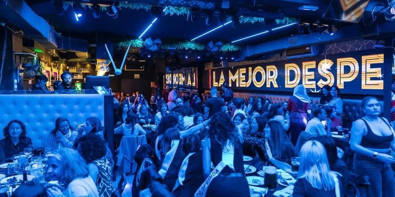 Cómo organizar una despedida de soltera en Madrid: cena, show y plan de grupo